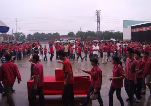將軍企業(yè)，雨中為四川地震災(zāi)區(qū)捐款
(圖7)