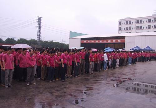 將軍企業(yè)，雨中為四川地震災(zāi)區(qū)捐款
(圖1)