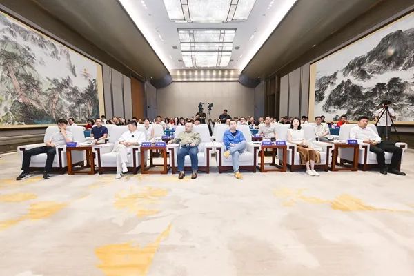 品牌標(biāo)桿，綻耀不凡 ！恭喜大將軍瓷磚榮膺 “陶瓷一線品牌”、 “瓷磚十大品牌”兩大獎(jiǎng)項(xiàng)(圖2)